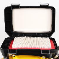 Двойной фильтр (поролон + бумажный элемент) в металлическом бандаже защищает двигатель от пыли и абразивных частиц