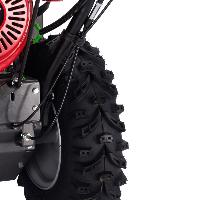 Мощные колеса с протектором облегчают движение машины по разным типам местности