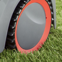 Глубокий рисунок протектора резиновых колес обеспечивает чрезвычайную маневренность и хорошее сцепление