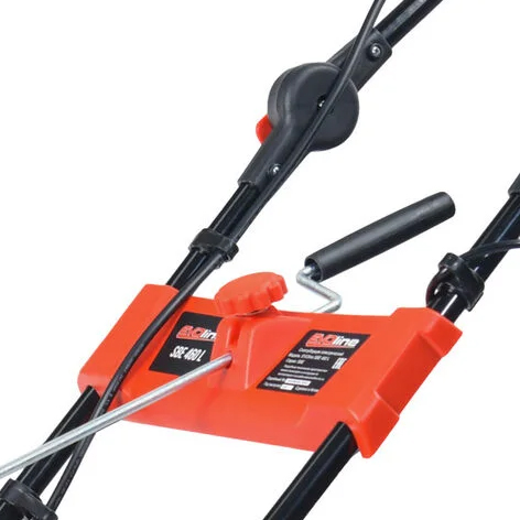 Рукоятка для изменения направления выброса снега удобно вынесена ближе к пользователю