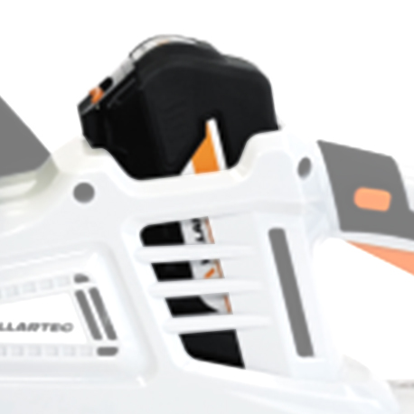 Слот для аккумуляторной батареи расположенный в корпусе пилы