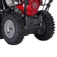 Мощные колеса с протектором облегчают движение машины по разным типам местности