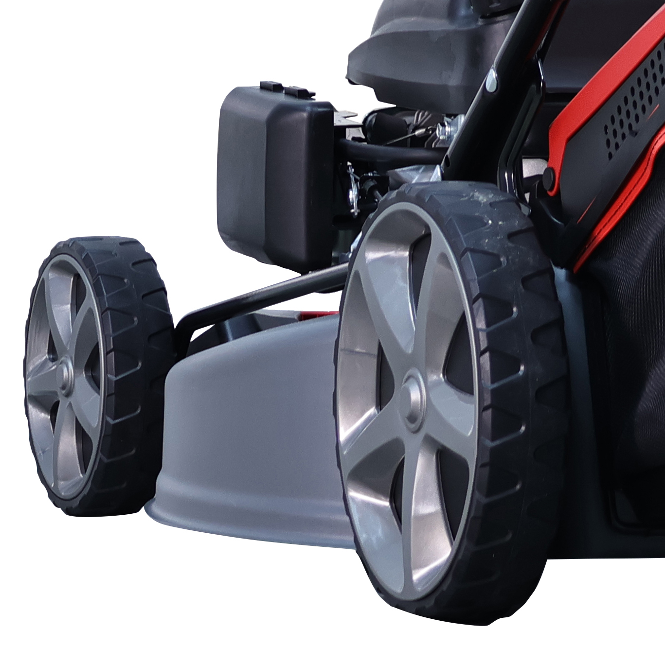 Увеличенные задние колеса легко преодолевают неровности