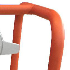 Мотопомпа имеет защитную раму для предотвращения механических повреждений