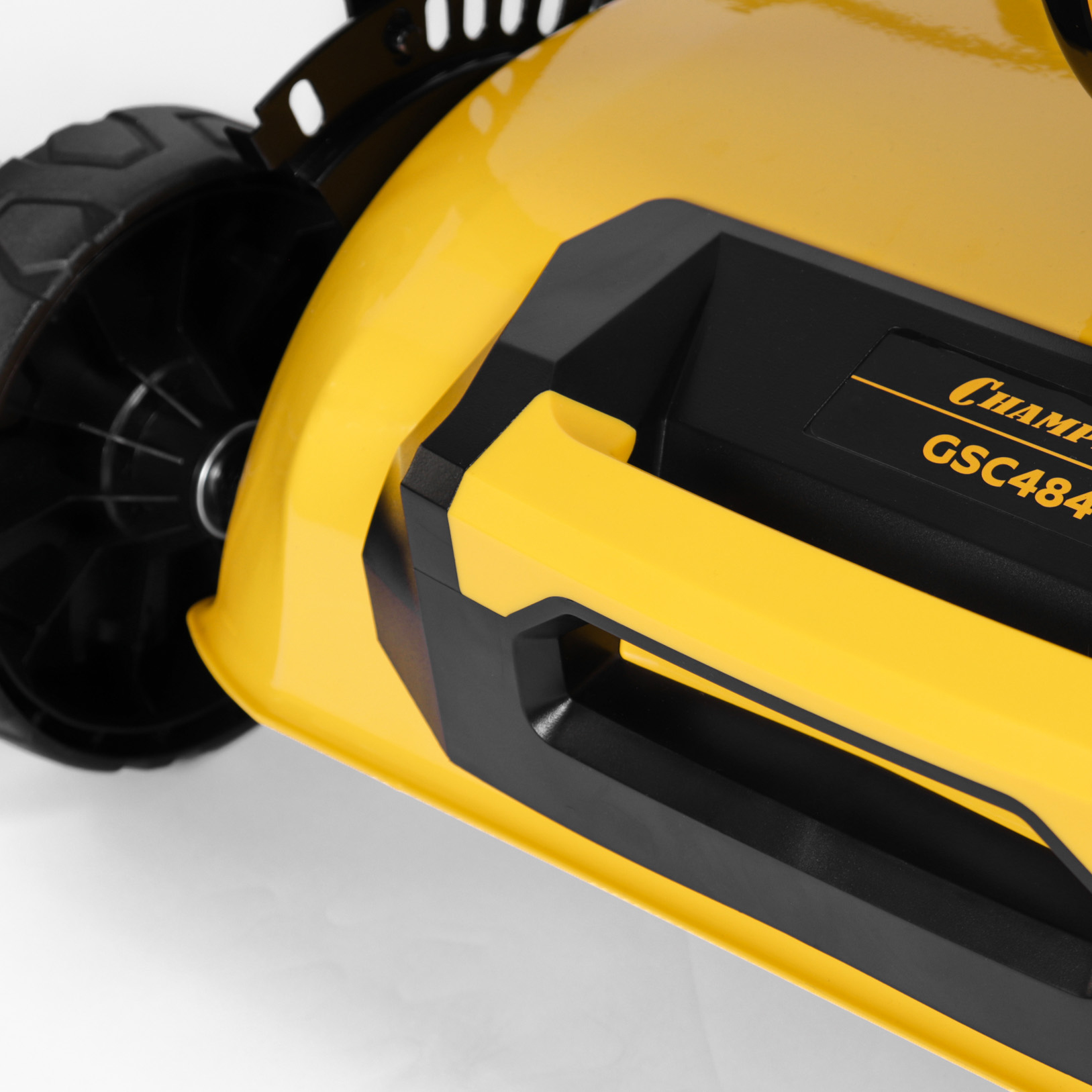 Крупные колеса диаметром 178 мм и удобная транспортировочная ручка