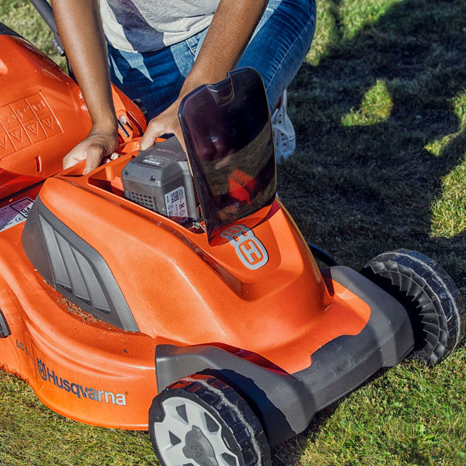 Газонокосилка аккумуляторная Husqvarna LC 141 Li 