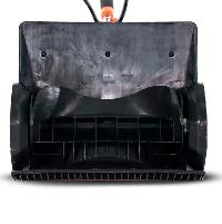 Отбрасывает снег на расстояние до 6 метров