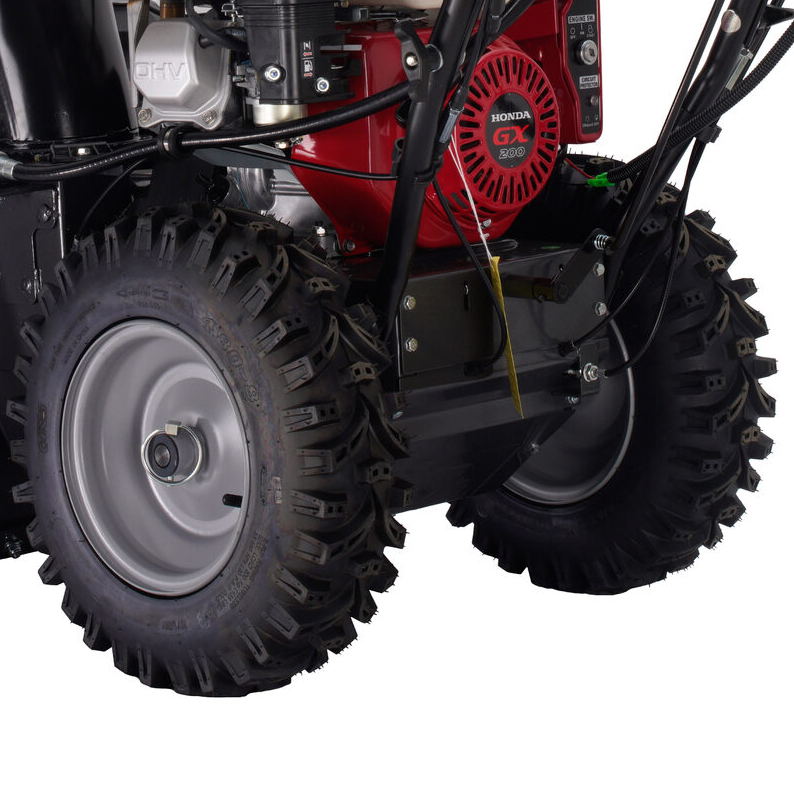 Мощные колеса с протектором облегчают движение машины по разным типам местности