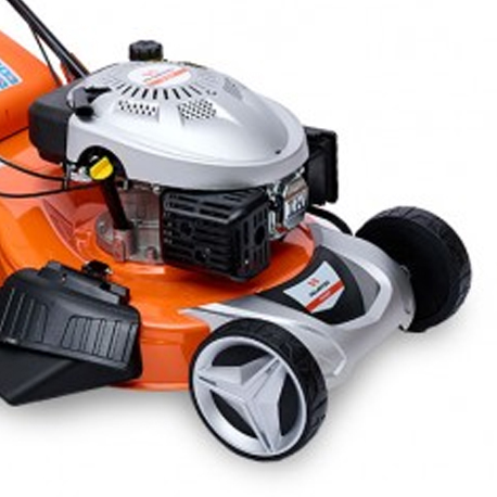 Бензиновый двигатель гарантирует высокую производительность для быстрого и эффективного скашивания травы