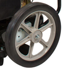 Модель оснащена большими колесами с глубоким рисунком протектора