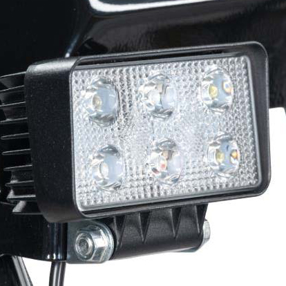 Мощная фара освещает рабочую зону и выбро