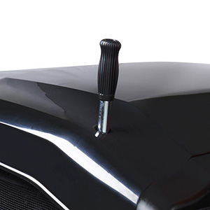 Ручка для опрокидывания травосборника позволяет опустошить его с сидения оператора