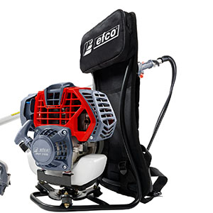 Крепление двигателя на специальной системе за спиной оператора