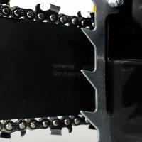 Масляный насос автоматически наносит смазку на цепь во время работы