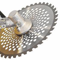 Возможность работать с толстыми стеблями сорняков благодаря триммерному ножу в комплекте