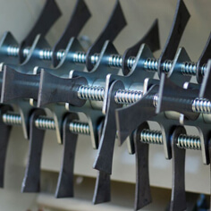 Прочные стальные ножи позволяют выполнять работу эффективно