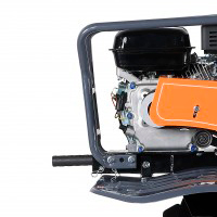 Вал отбора мощности (ВОМ) превращает агрегат в универсальный мини-трактор для работы со снегоуборщиком, косилкой и тележкой