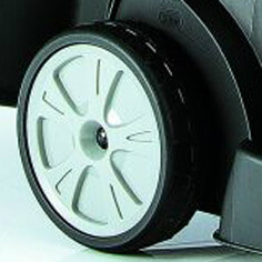 Задние колеса имеют увеличенный диаметр, что способствует улучшению проходимости