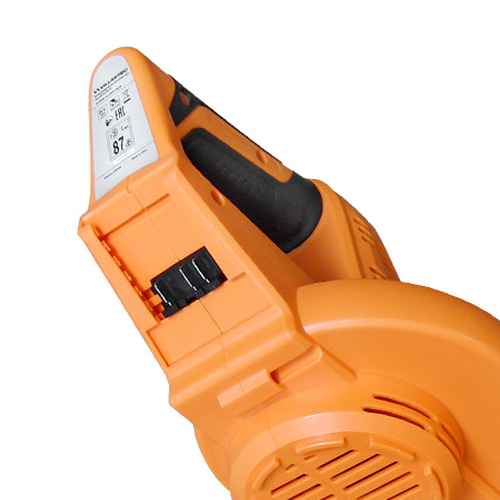 Аккумулятор крепится посредством слайдерного механизма и распологается под рукояткой